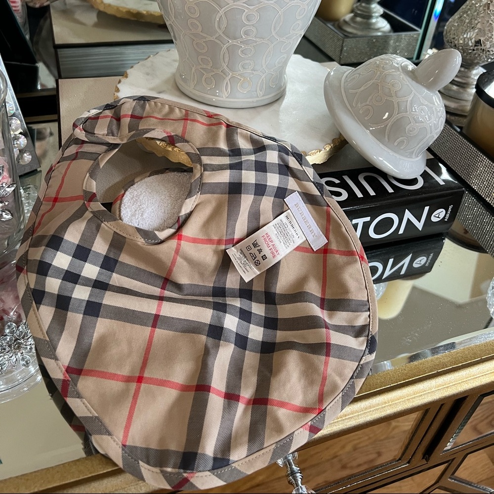 New! Authentic Burberry bib set 🌺